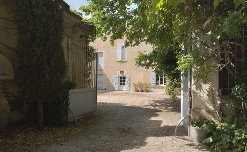 Estate in Orange, Provence-Alpes-Côte d'Azur, France 1
