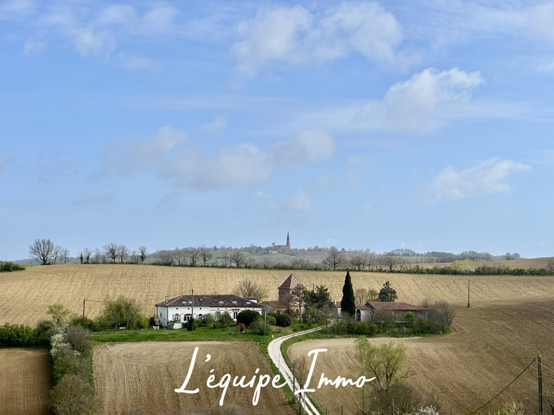 Estate in Saint-Lys, Occitania, France 1 - 17552596