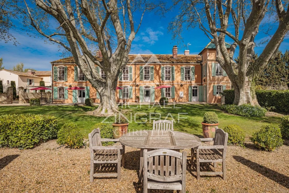 Estate in Arles, Provence-Alpes-Côte d'Azur, France 1 - 12829910