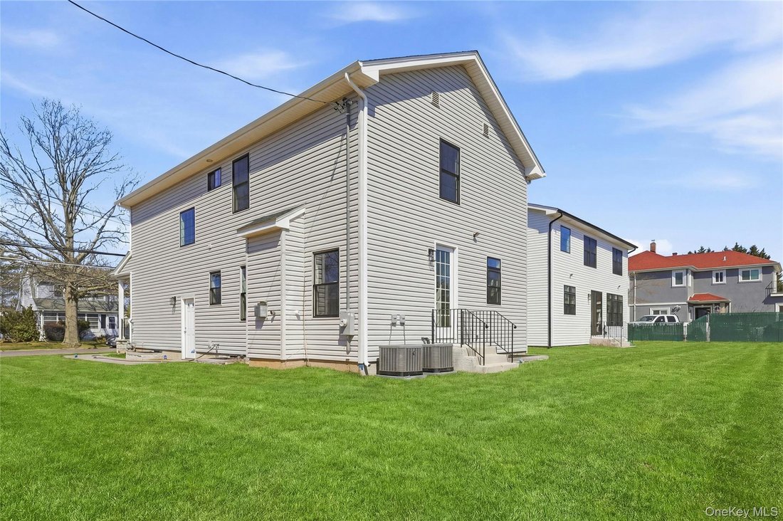 House in Wantagh, New York, United States 4 - 17548879