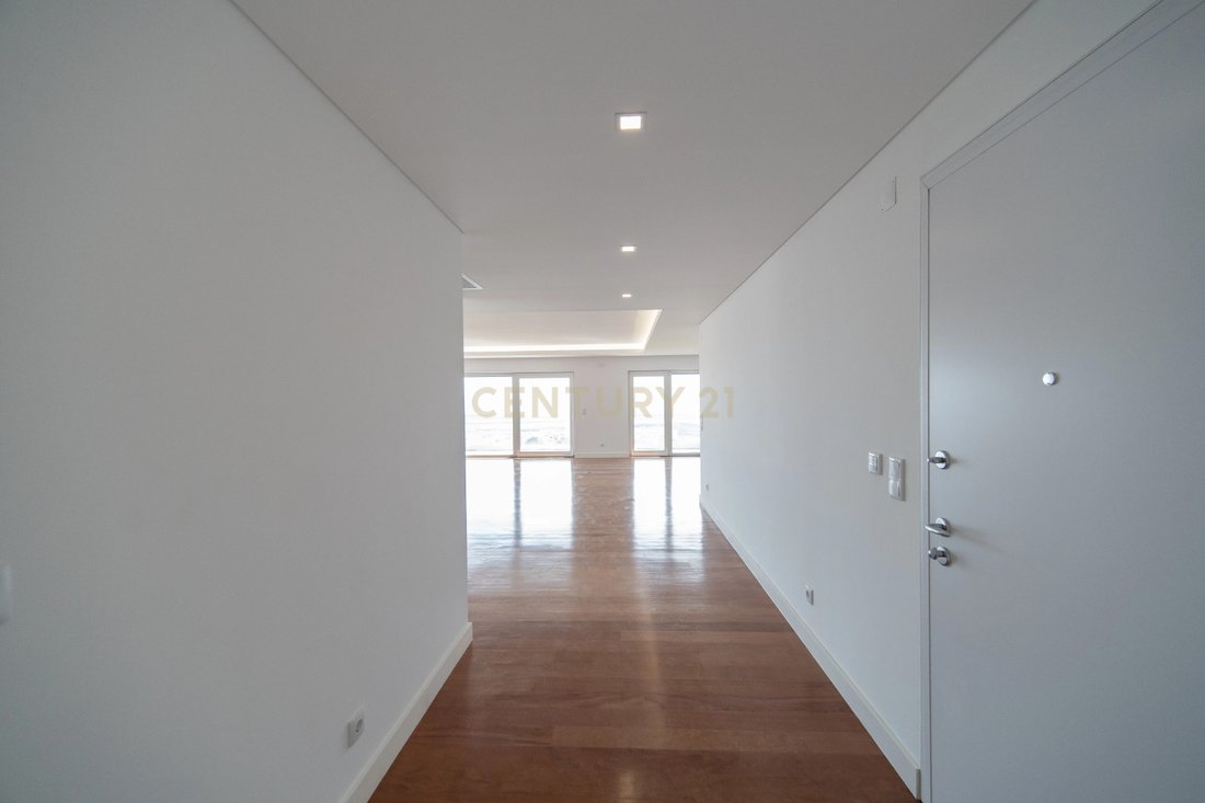 Apartment in Santa Iria de Azoia, Sao Joao da Talha e Bobadela, Lisbon, Portugal 1 - 13397410