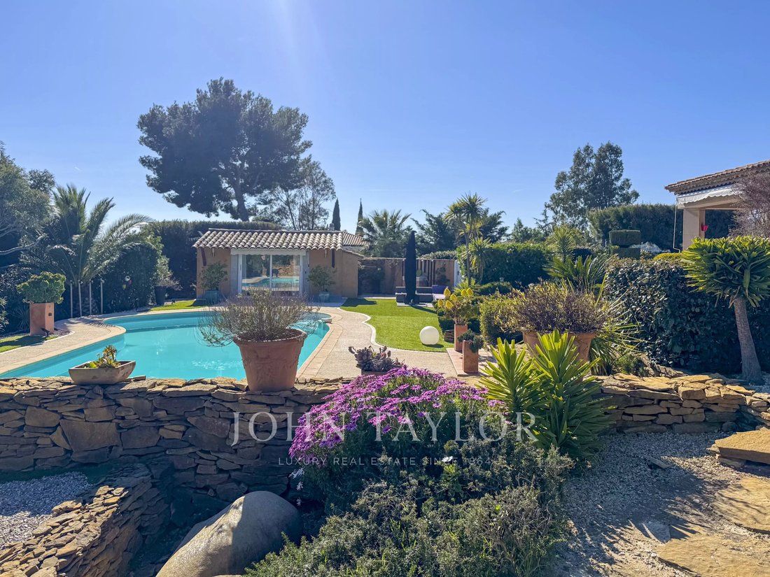 Villa in Saint-Cyr-sur-Mer, Provence-Alpes-Côte d'Azur, France 1 - 17550323