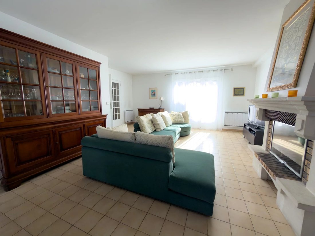 House in Les Pavillons-sous-Bois, Ile-de-France, France 2 - 17550150