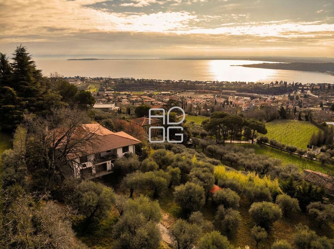 Villa in Hill Zone, Padenghe sul Garda, Lombardy 1 - 16956632