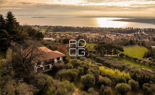 Villa in Hill Zone, Padenghe sul Garda, Lombardy 1