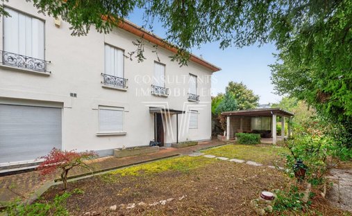 House in Espaces Jeunes, Issy-les-Moulineaux, France 1