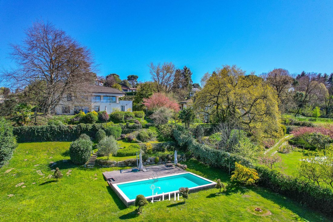 Villa in Buguggiate, Lombardy, Italy 1 - 17067646