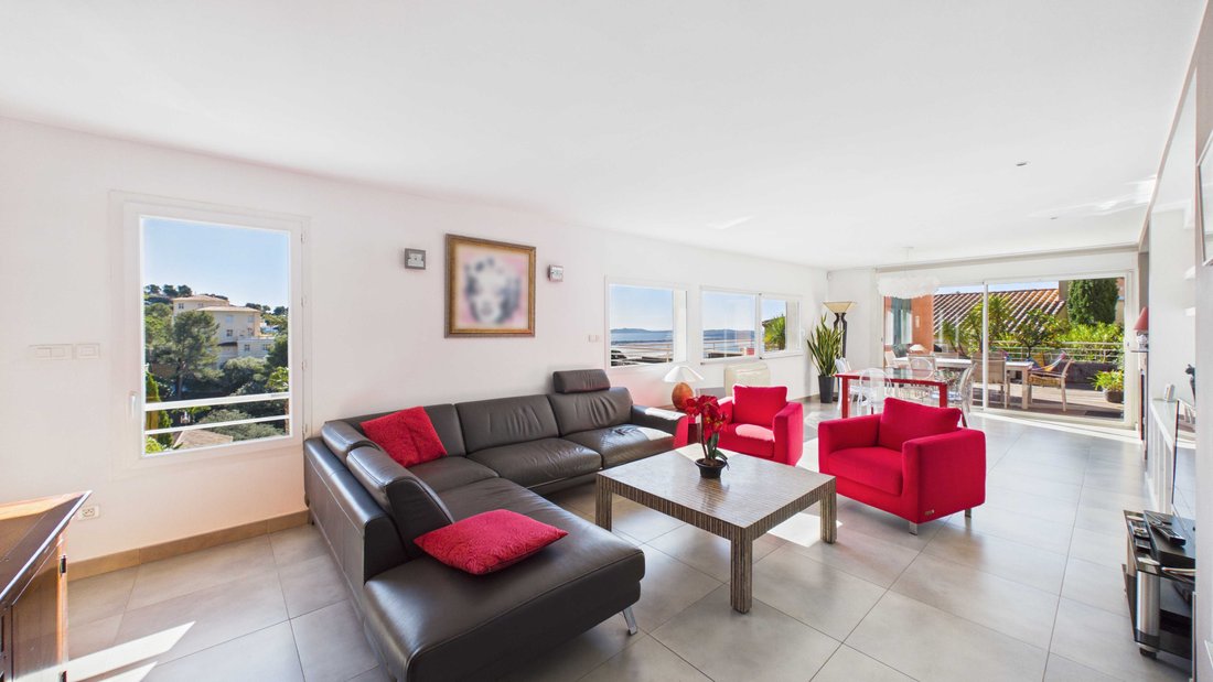 House in Hyeres, Provence-Alpes-Côte d'Azur, France 3 - 17555156
