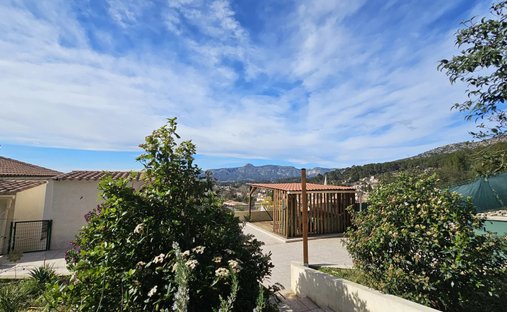 Villa in Est, Gemenos, France 1