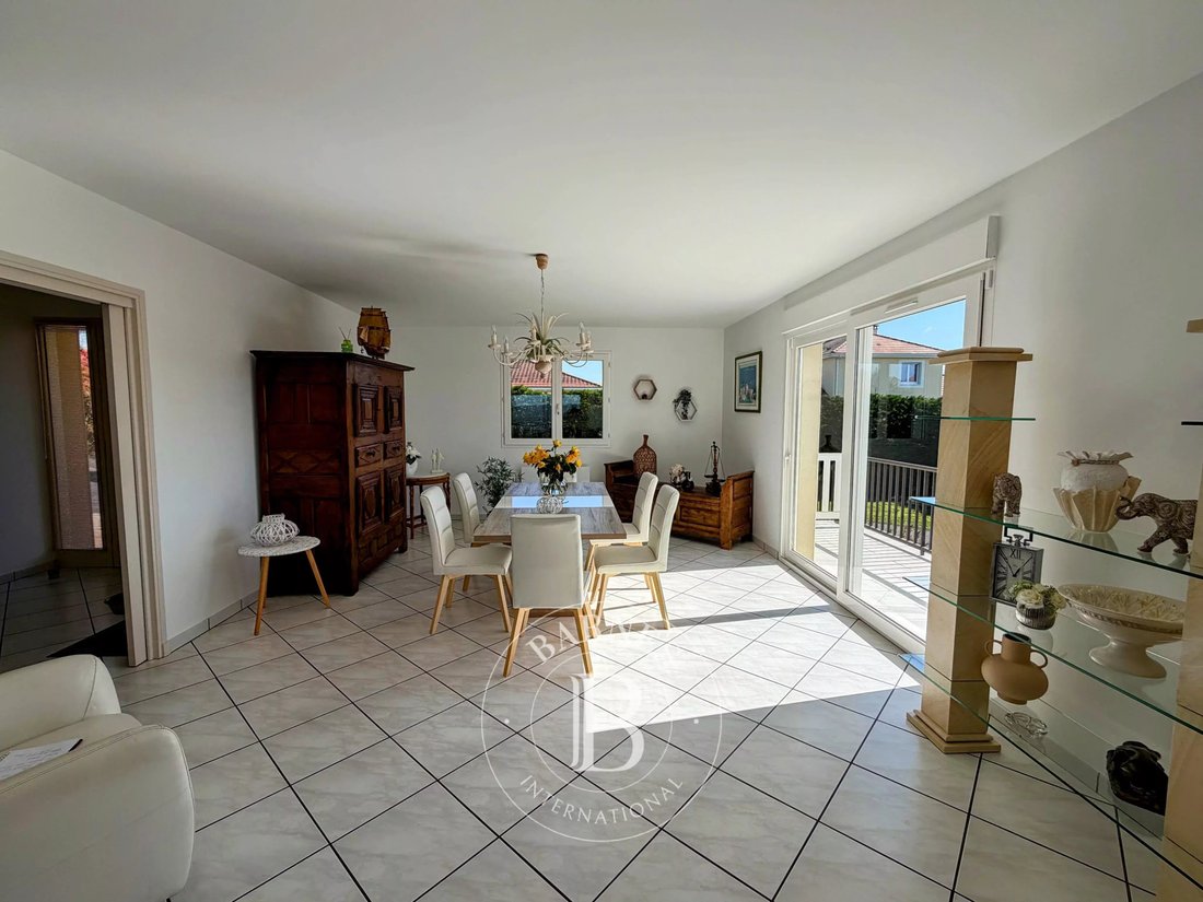 Villa in Creuzier-le-Vieux, Auvergne-Rhône-Alpes, France 4 - 17555755