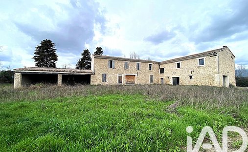 House in Velorgues-Petit Palais, L'Isle-sur-la-Sorgue, France 1