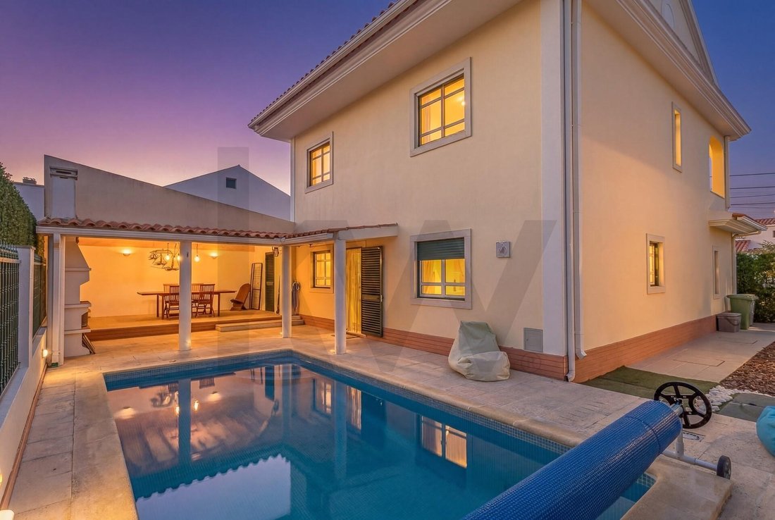 Townhouse in Charneca de Caparica e Sobreda, Setubal, Portugal 1 - 17567370