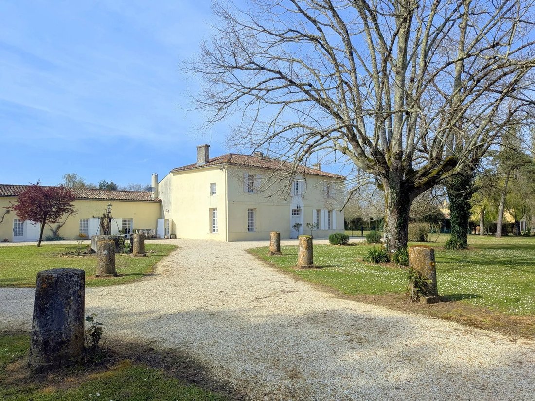 House in Saint-Genis-de-Saintonge, Nouvelle-Aquitaine, France 1 - 17559729