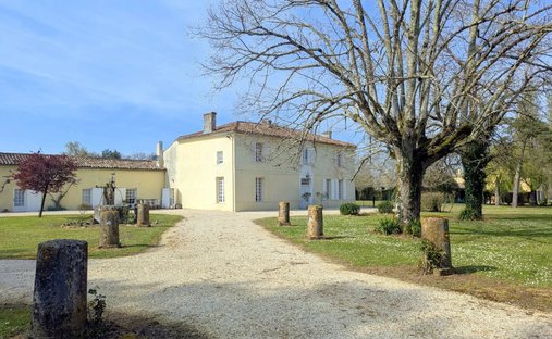 House in Saint-Genis-de-Saintonge, Nouvelle-Aquitaine, France 1