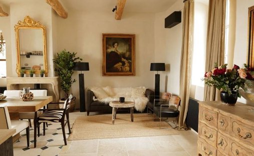 18th Century Château Facing The Luberon