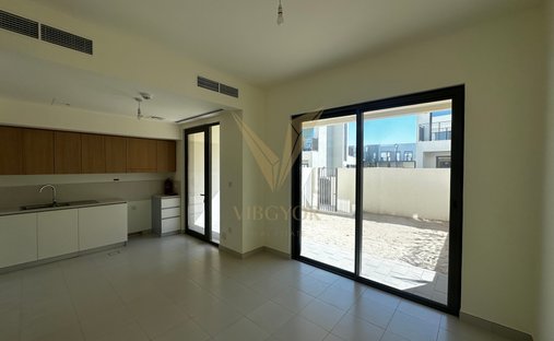 Townhouse in Dubai South Golf District, Dubai, United Arab Emirates 1