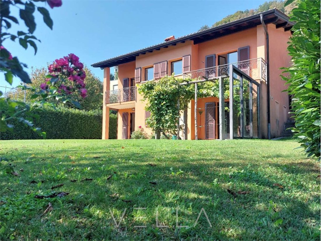 Charming House With Open Views And Large Garden In Agra (Collina D’oro)