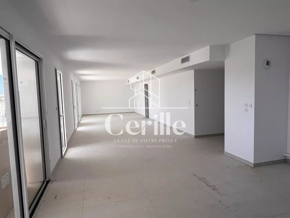 Apartment in Vieille Chapelle, 8e Arrondissement, Marseille 3 - 12885905