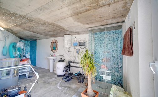 House in Santo Quintino, Lisbon, Portugal 1
