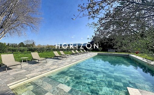 Country House in Saint-Rémy-de-Provence, Provence-Alpes-Côte d'Azur, France 1
