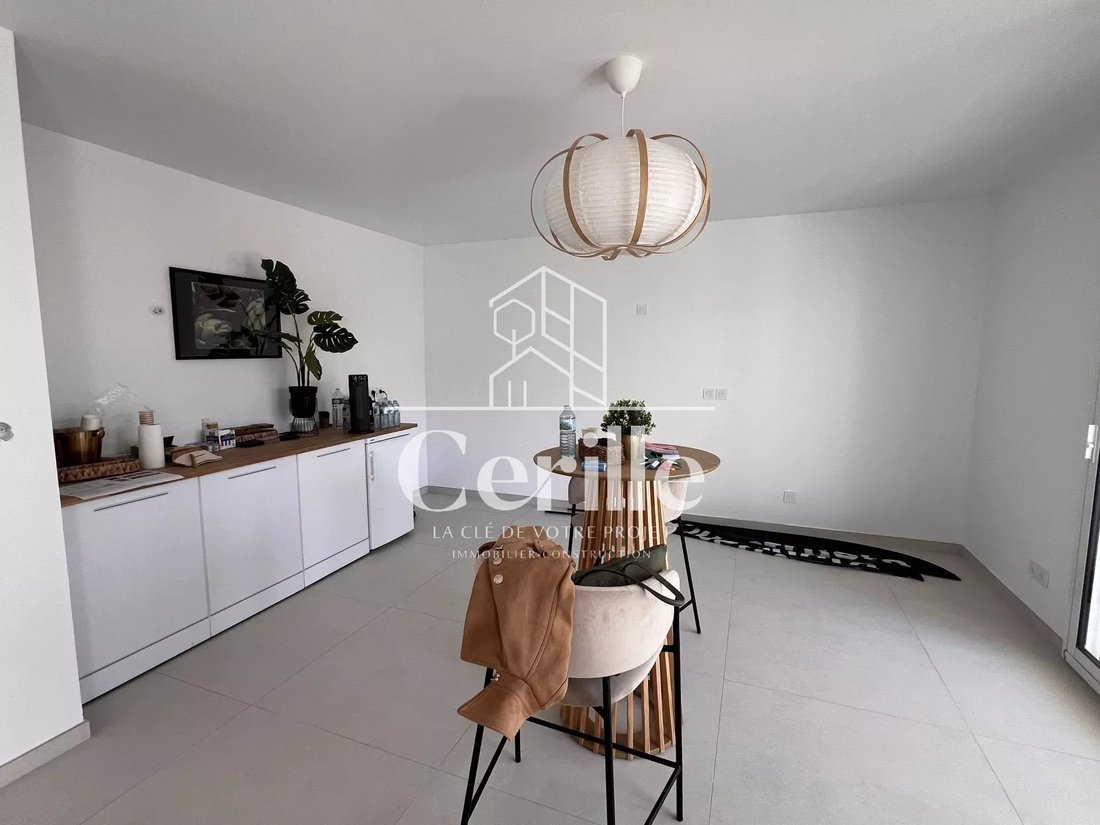 Apartment in Vieille Chapelle, 8e Arrondissement, Marseille 2 - 12885905