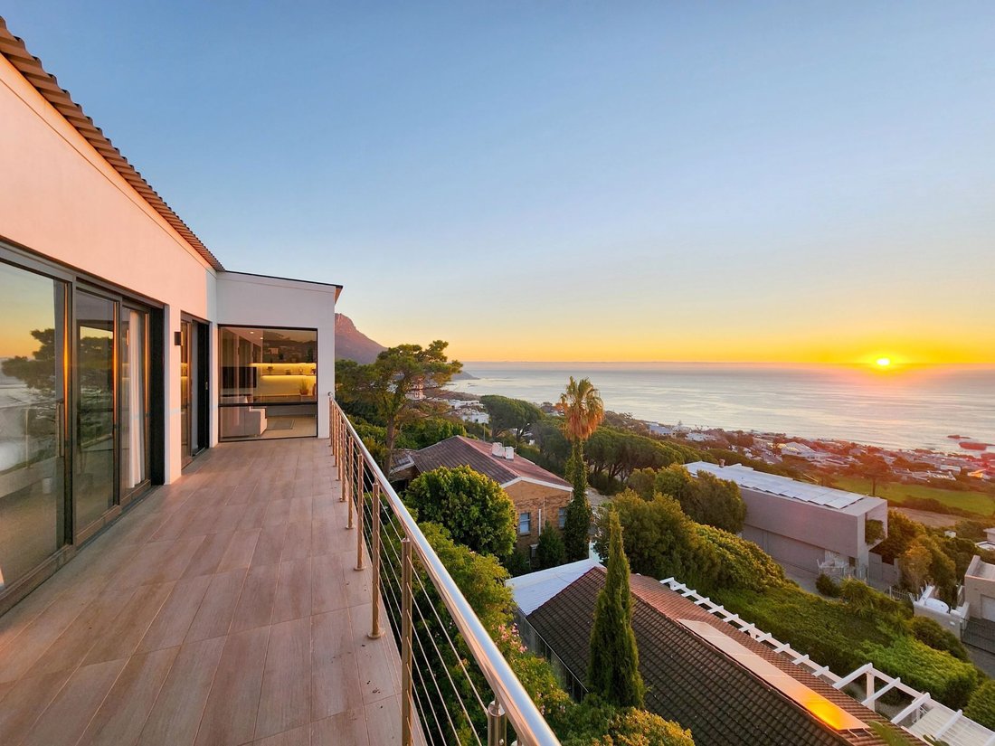 House in Camps Bay, Atlantic Seaboard, Cape Town 1 - 17559656