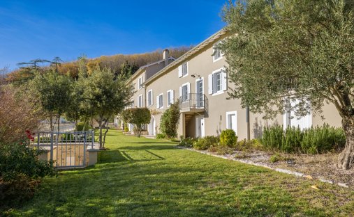 Estate in Régnié-Durette, Auvergne-Rhône-Alpes, France 1