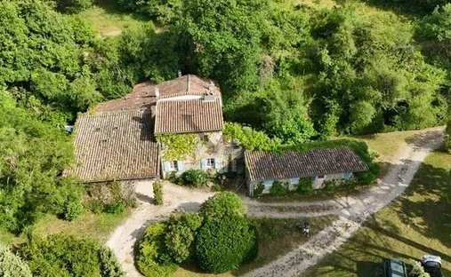 Estate in Mirmande, Auvergne-Rhône-Alpes, France 1