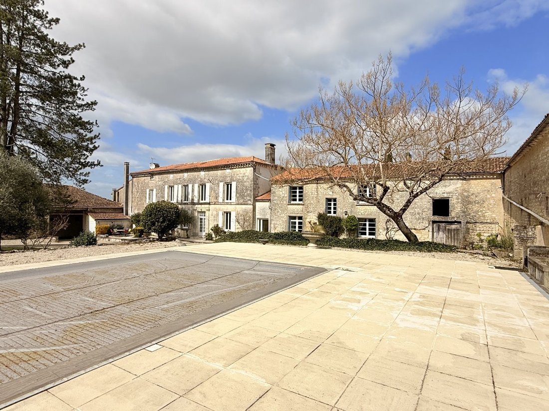 House in Châteauneuf-sur-Charente, Nouvelle-Aquitaine, France 2 - 17560926
