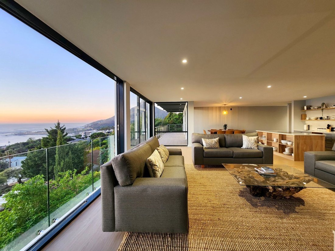 House in Camps Bay, Atlantic Seaboard, Cape Town 3 - 17559656