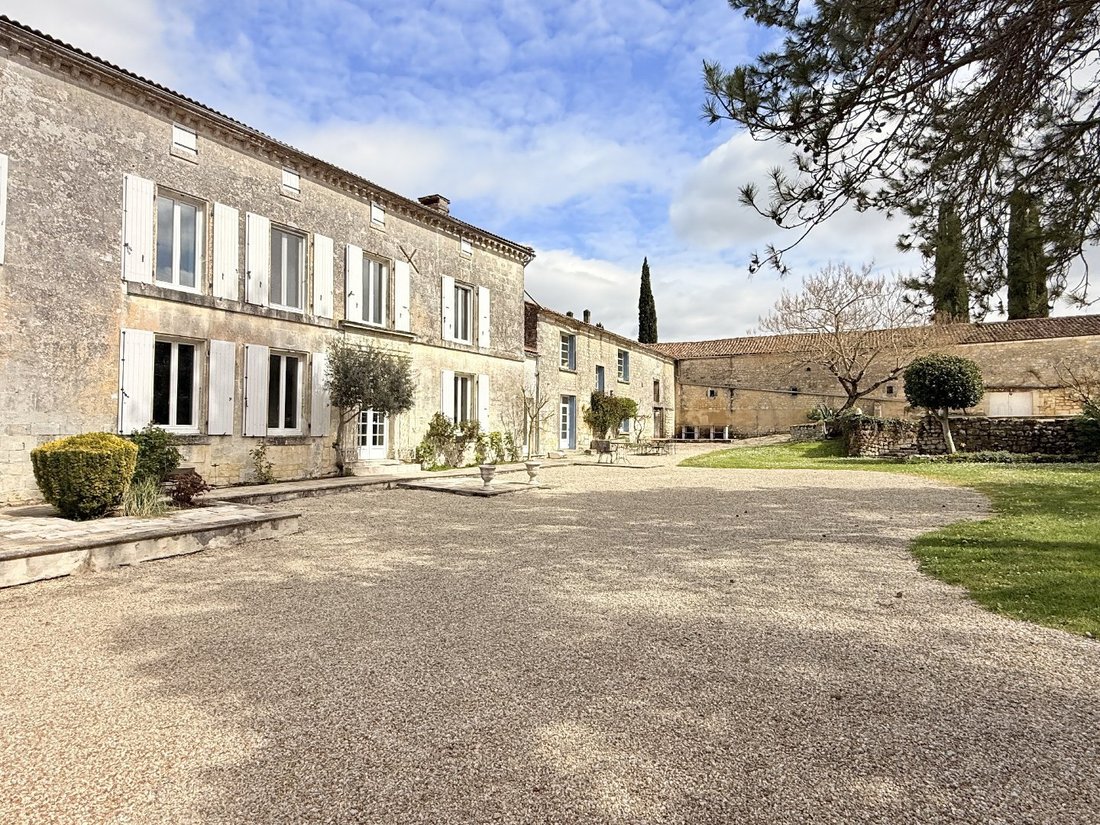 House in Châteauneuf-sur-Charente, Nouvelle-Aquitaine, France 1 - 17560926