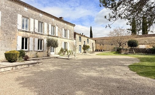 House in Châteauneuf-sur-Charente, Nouvelle-Aquitaine, France 1