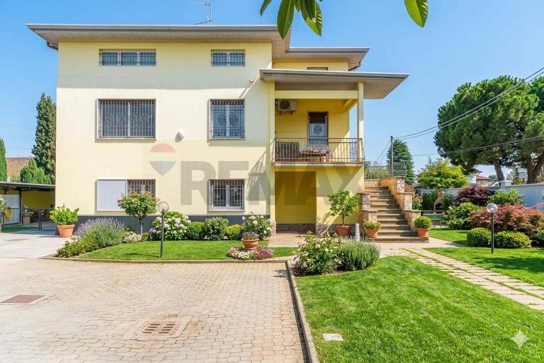 Villa in Cedrate, Gallarate, Lombardy 2 - 17561585