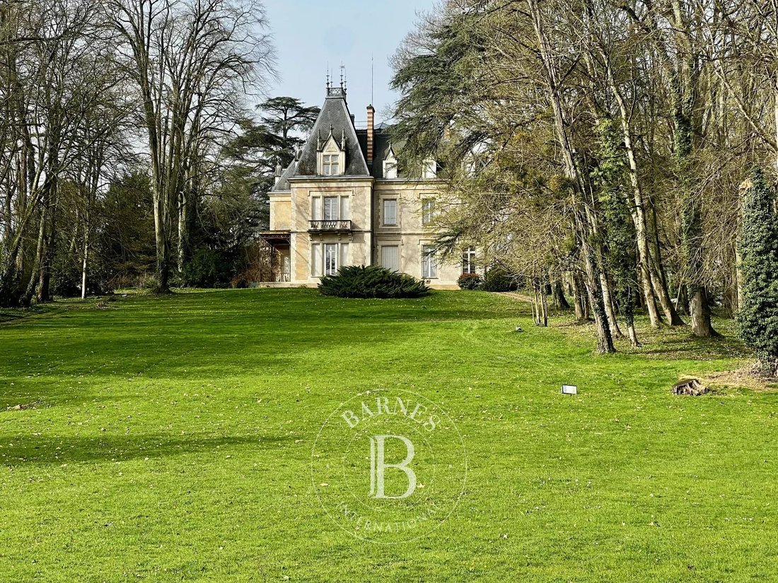 Château à Périphérie, Tournus, France 2 - 17558390