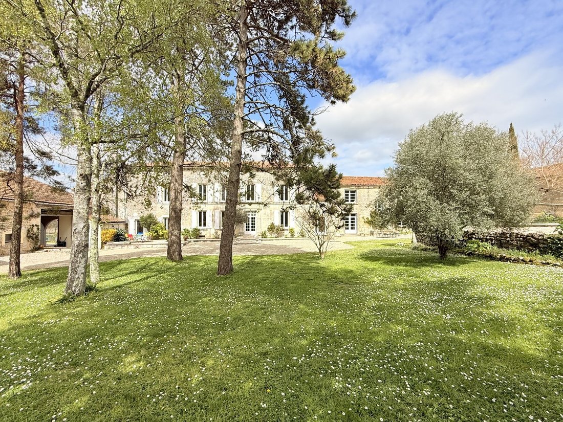 House in Châteauneuf-sur-Charente, Nouvelle-Aquitaine, France 4 - 17560926