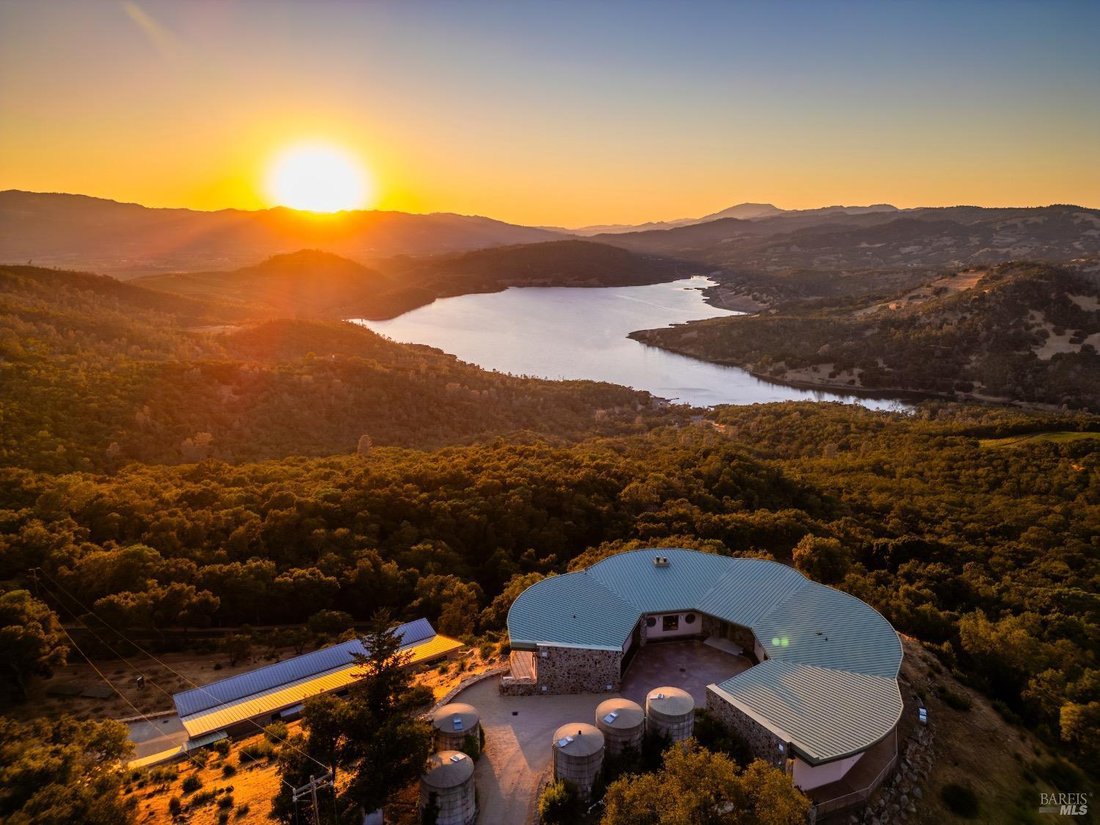 St. Helena, California, United States 1 - 17560763