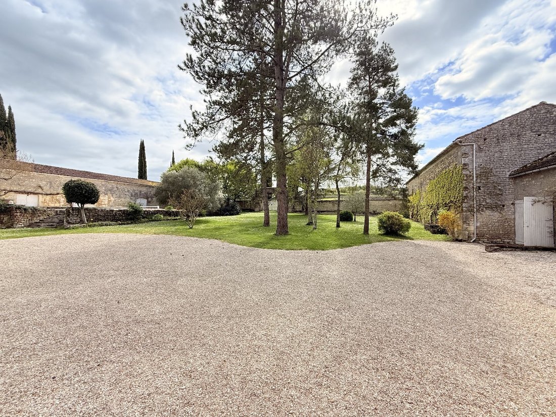 House in Châteauneuf-sur-Charente, Nouvelle-Aquitaine, France 3 - 17560926