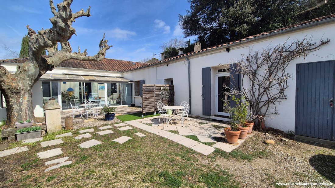 Villa in Loriol-du-Comtat, Provence-Alpes-Côte d'Azur, France 2 - 15533229