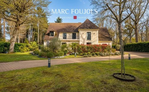 House in Ouest, Lamorlaye, France 1