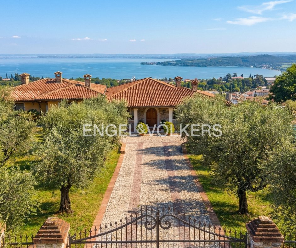 Villa in Padenghe sul Garda, Lombardy, Italy 1 - 17556751