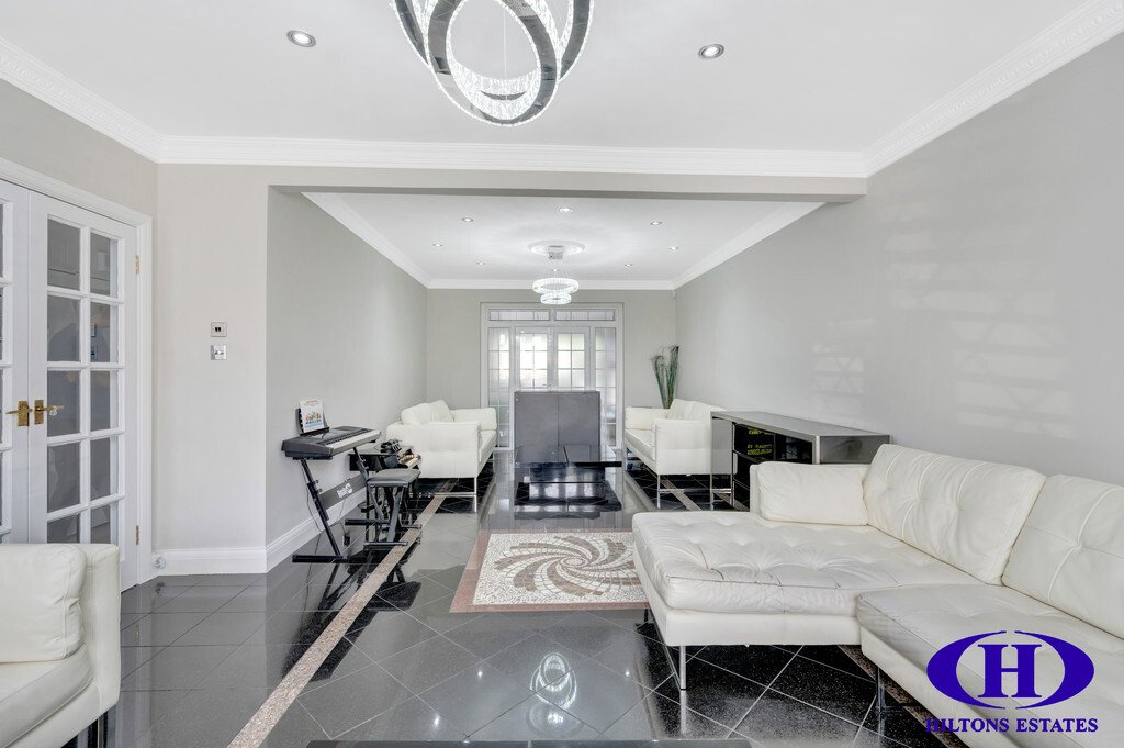 House in Norwood Green, Ealing, England 3 - 17563962