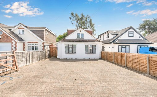 Bungalow in New Denham, Denham, England 1