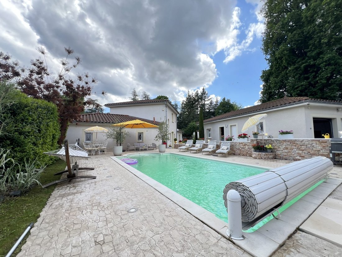 Villa in Saint-Priest-en-Jarez, Auvergne-Rhône-Alpes, France 4 - 15703017