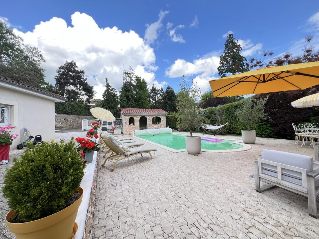 Villa in Saint-Priest-en-Jarez, Auvergne-Rhône-Alpes, France 3 - 15703017