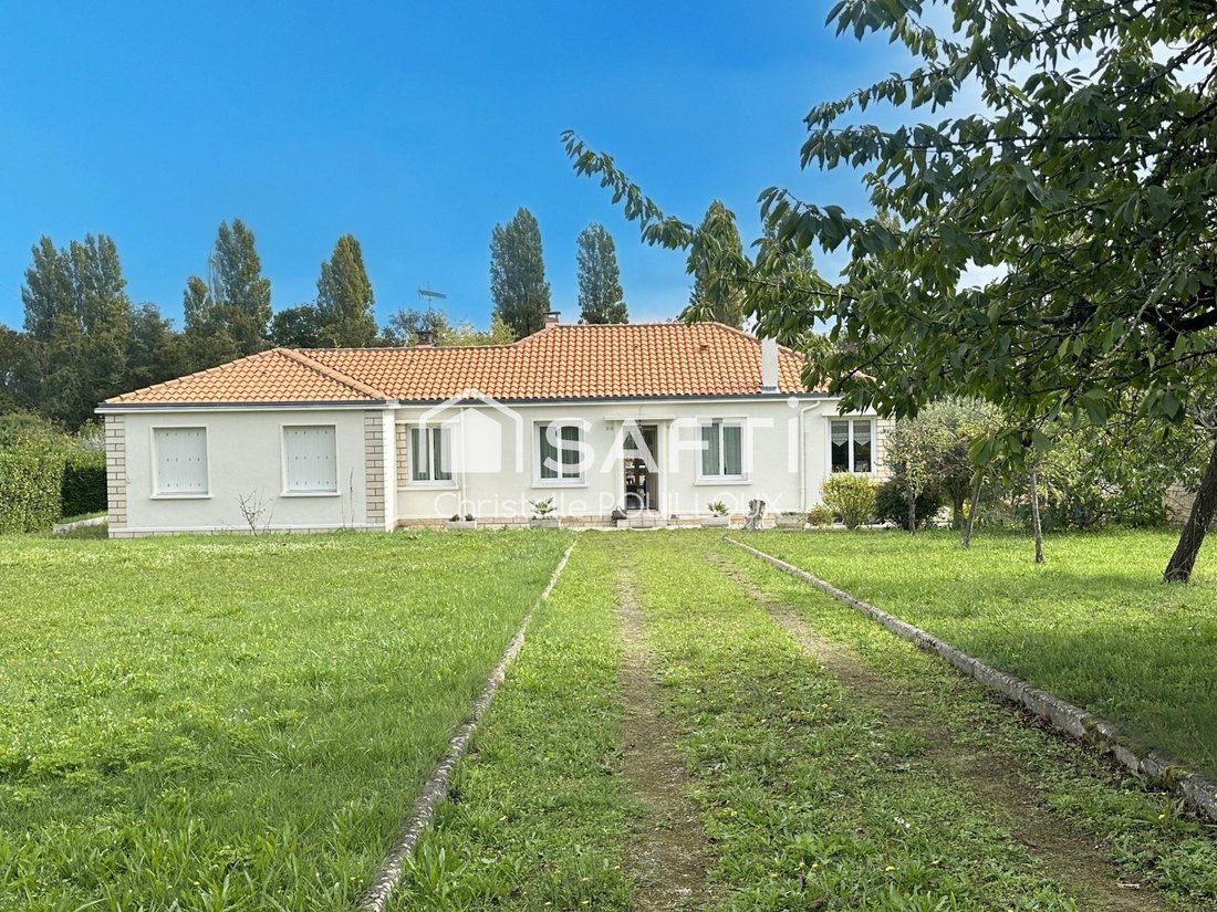 House in Niort, Nouvelle-Aquitaine, France 1 - 16283880