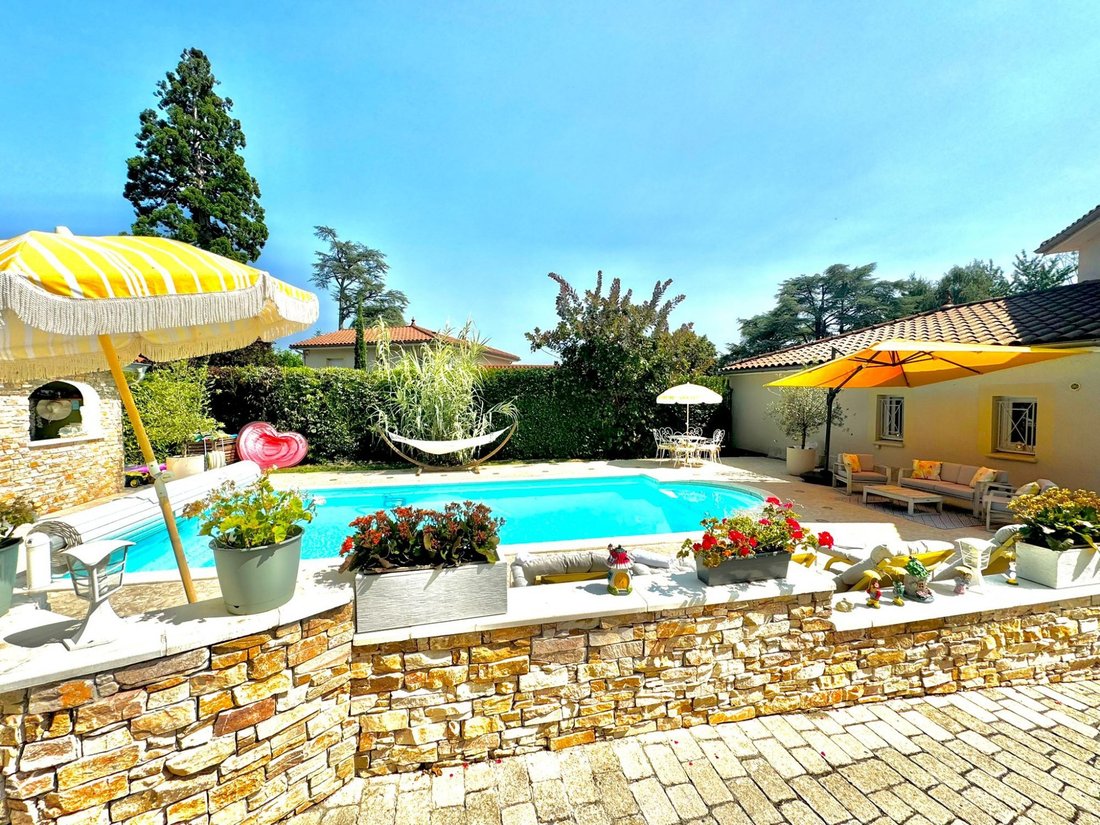 Villa in Saint-Priest-en-Jarez, Auvergne-Rhône-Alpes, France 1 - 15703017