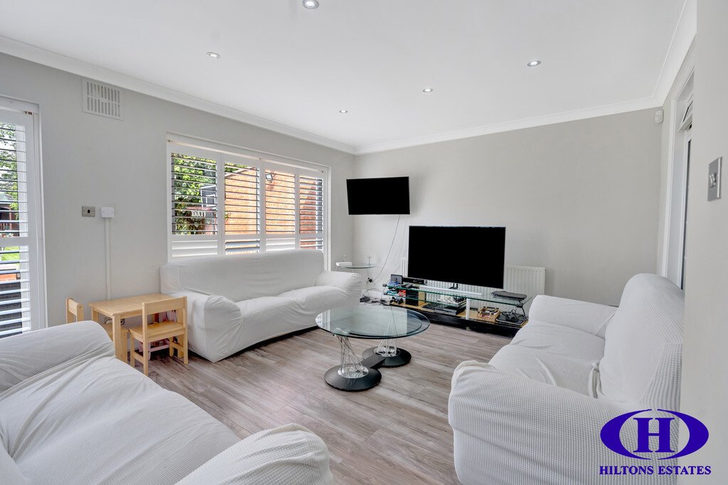 House in Norwood Green, Ealing, England 4 - 17563962