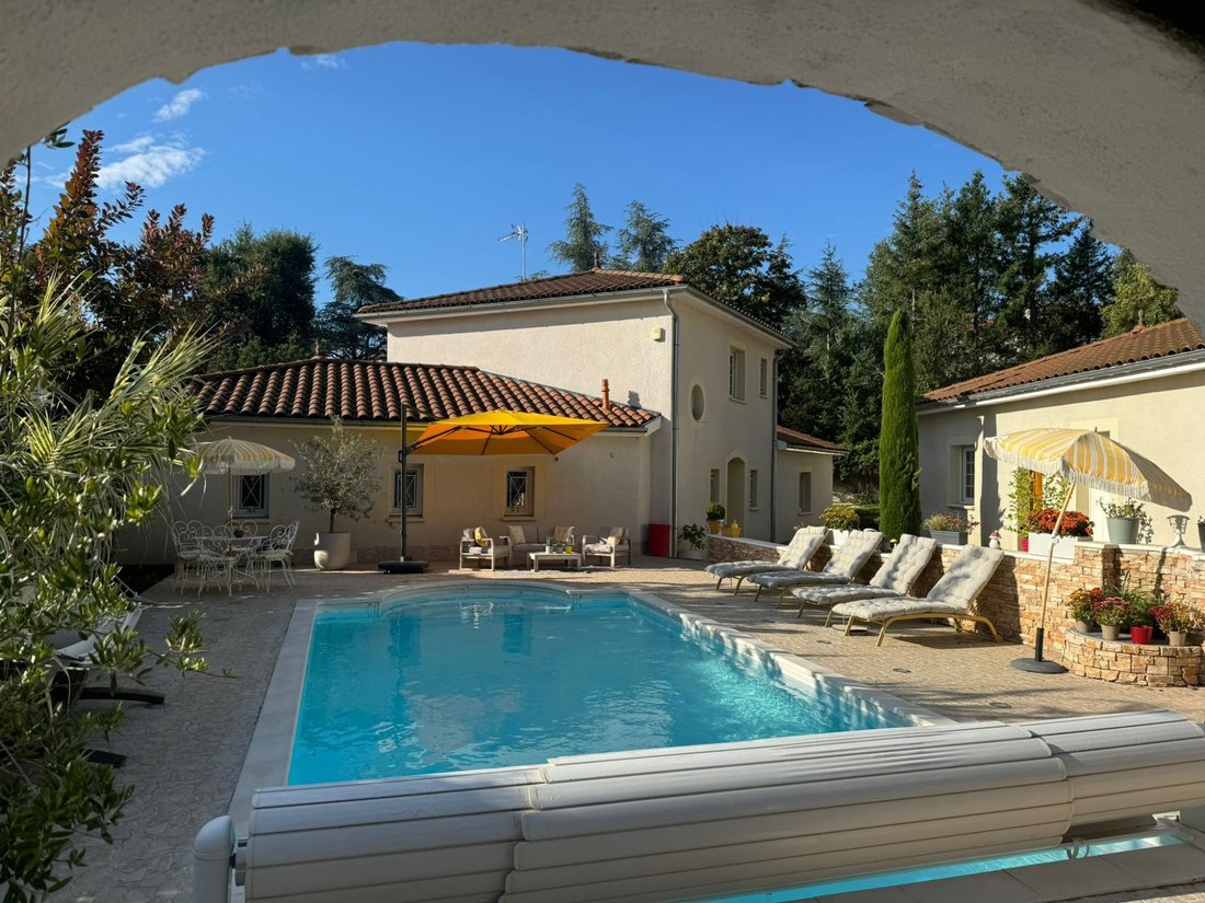 Villa in Saint-Priest-en-Jarez, Auvergne-Rhône-Alpes, France 2 - 15703017