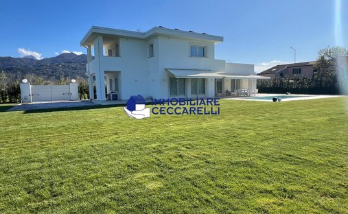 Villa in Pietrasanta, Tuscany, Italy 1
