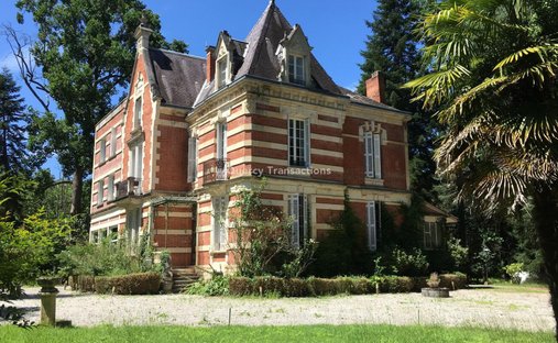 Castello a Lachapelle-Auzac, Occitania, Francia 1